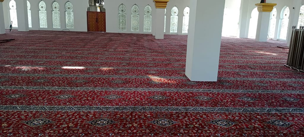 interior masjid dengan karpet turki