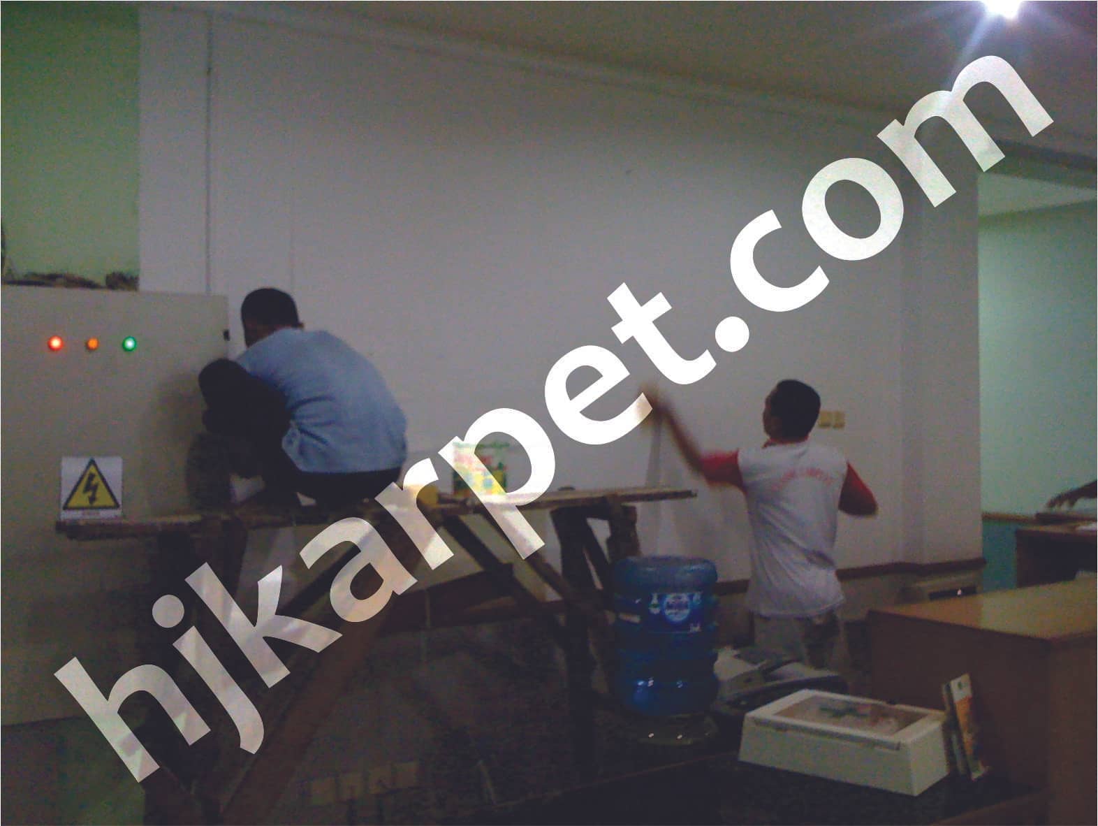 Pemasangan wallpaper kantor PT Amarta Karya
