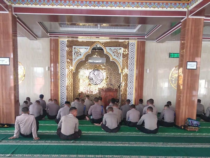 Jamaah sholat beralas karpet masjid
